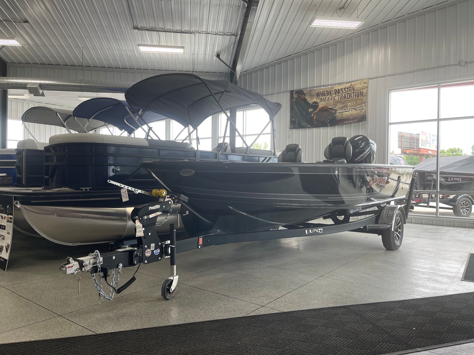 2026 LUND 1875 PRO GUIDE BOAT